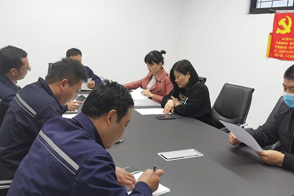 دو کارمند بودا با افتخار به حزب کمونیست چین پیوستند.